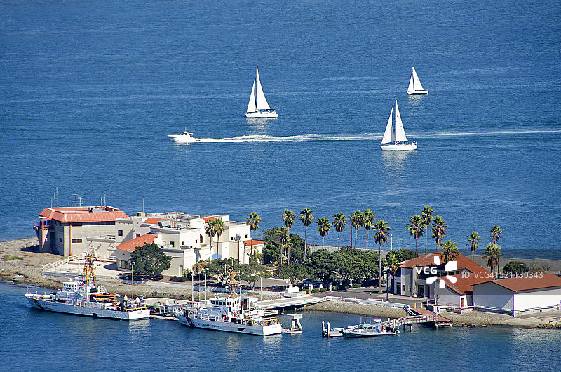 从罗马角看圣地亚哥港和城市天际线图片素材