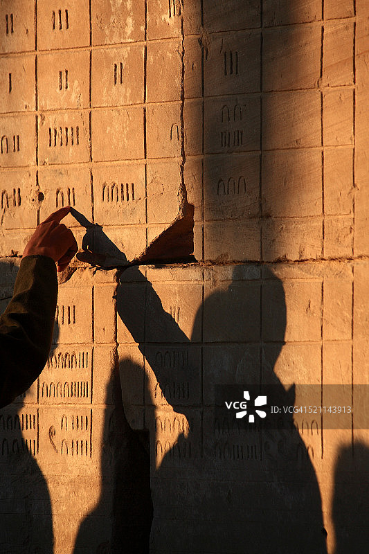 寺庙墙壁上的象形图图片素材