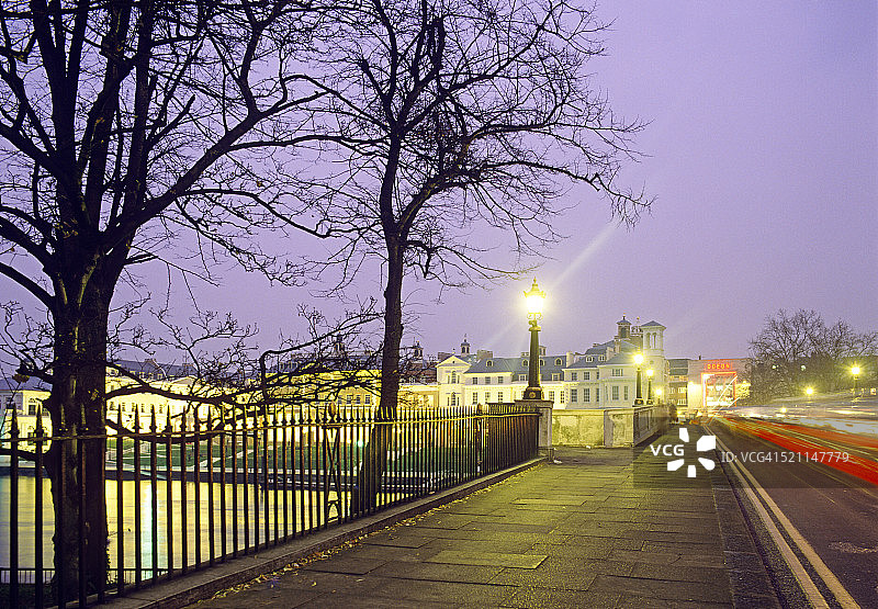 伦敦夜景下的列治文桥图片素材