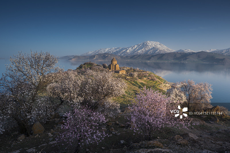 春天阿克达玛岛的圣十字大教堂图片素材