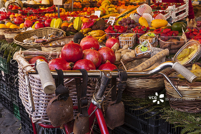 罗马市场摊位旁的自行车图片素材