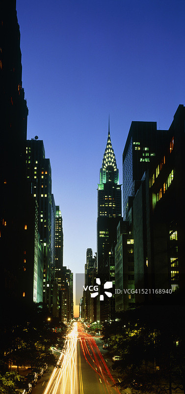 美国纽约市莱克星顿大街和克莱斯勒大厦暮色下的交通图片素材