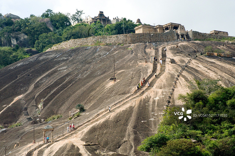 印度卡纳塔克邦哈桑县什拉瓦纳贝拉戈拉温迪亚吉里山的岩石切割台阶图片素材