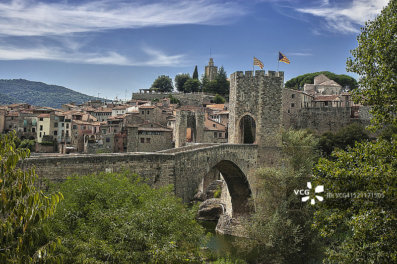 西班牙赫罗纳贝萨卢古桥图片素材
