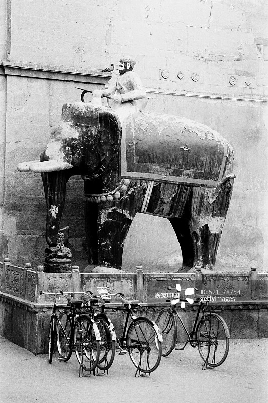 印度拉贾斯坦邦比卡内尔朱纳加德堡的自行车和大象，亚洲，1984年图片素材