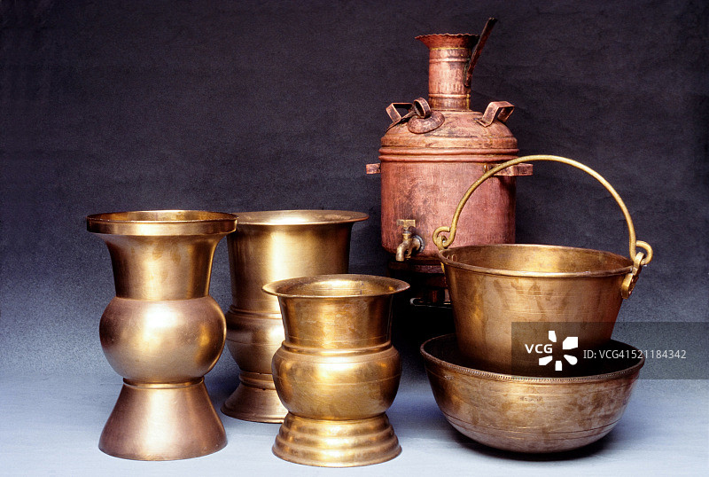 在印度泰米尔纳德邦的纳图科泰切蒂亚尔或纳加拉塔，传统的痰盂桶和铜制热水器图片素材