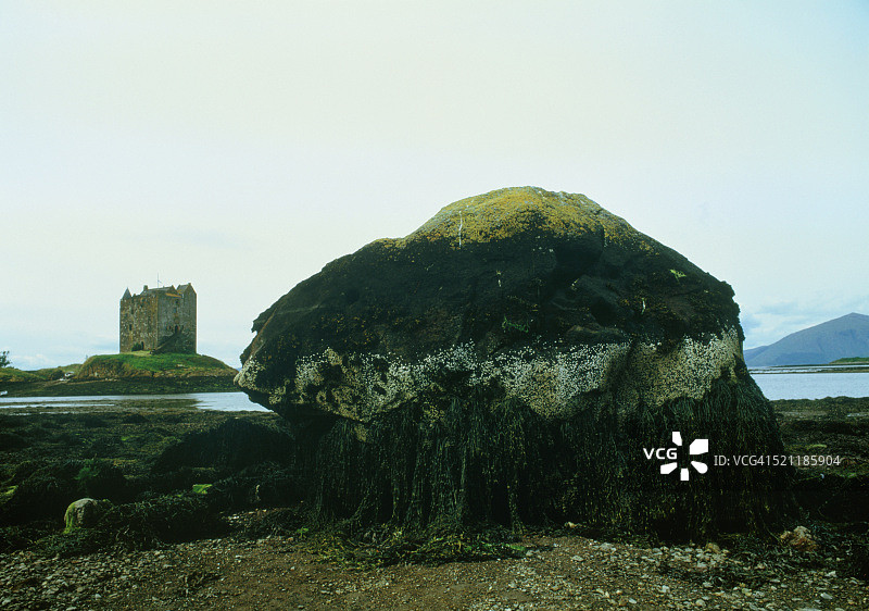 英国苏格兰高地西海岸斯托克城堡和岩石图片素材