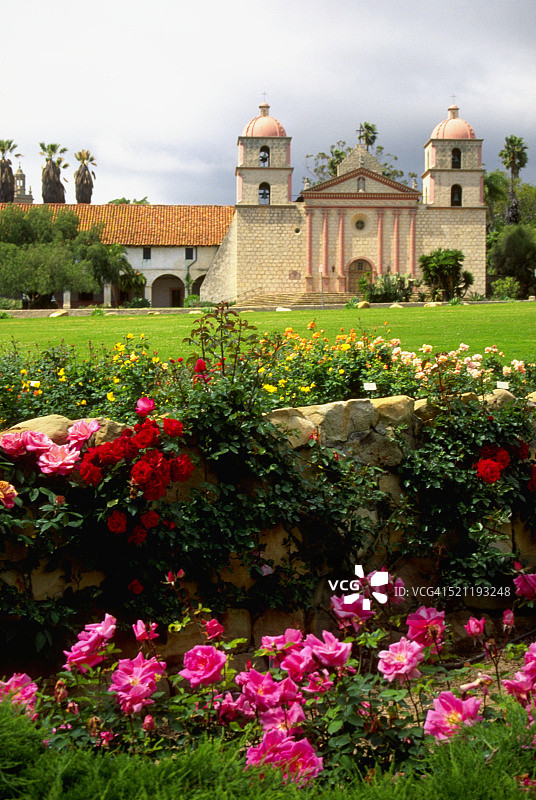 圣巴巴拉教堂外的玫瑰丛图片素材