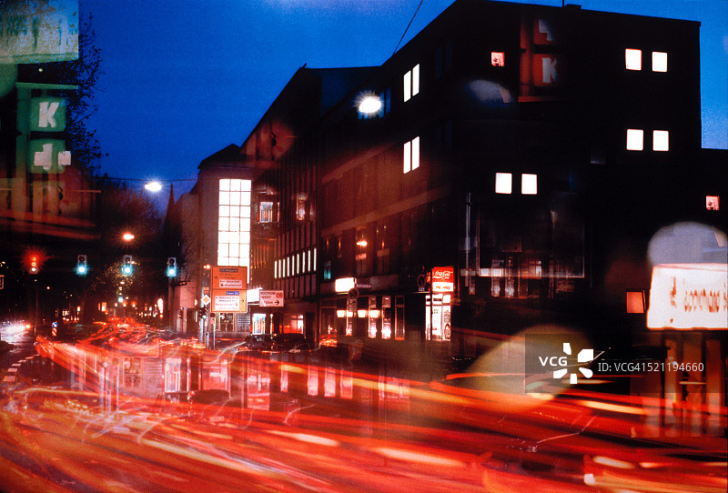 城市中后车灯的光轨（波鸿，北莱茵-威斯特法伦州）图片素材