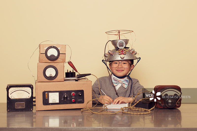 戴着读心头盔的日本书呆子男孩图片素材