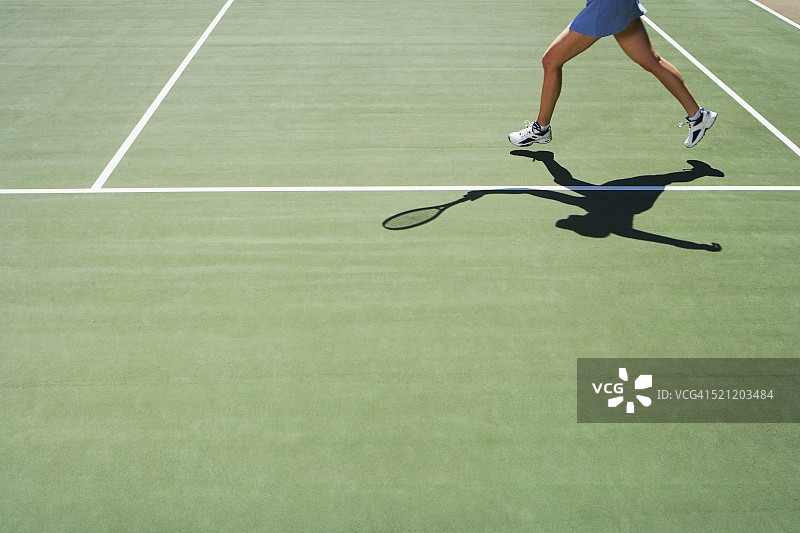 打网球的人的影子和腿图片素材