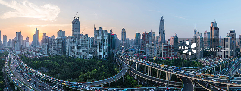 带高速公路立交桥的现代城市图片素材