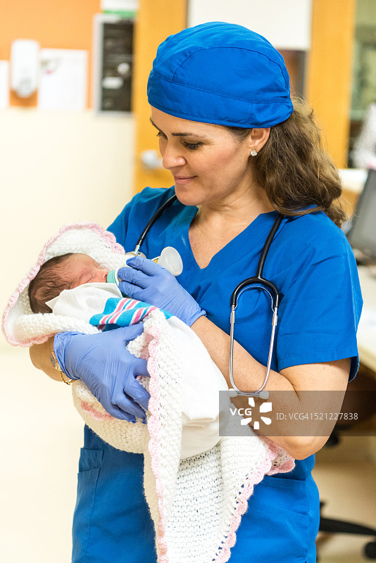 护士喂养新生儿图片素材