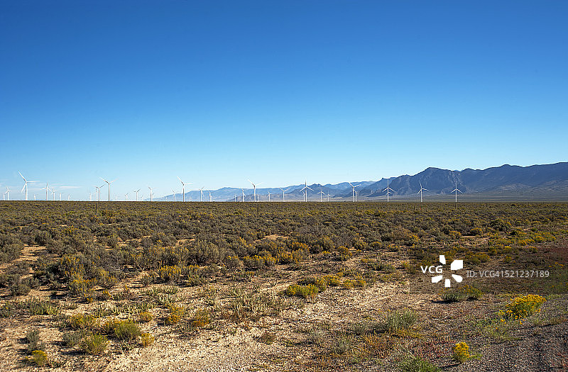 远处的风力涡轮机图片素材