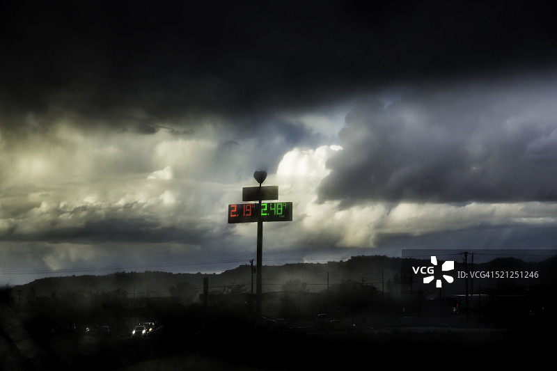 在通往亚利桑那州北部到新墨西哥州加洛普的路上图片素材