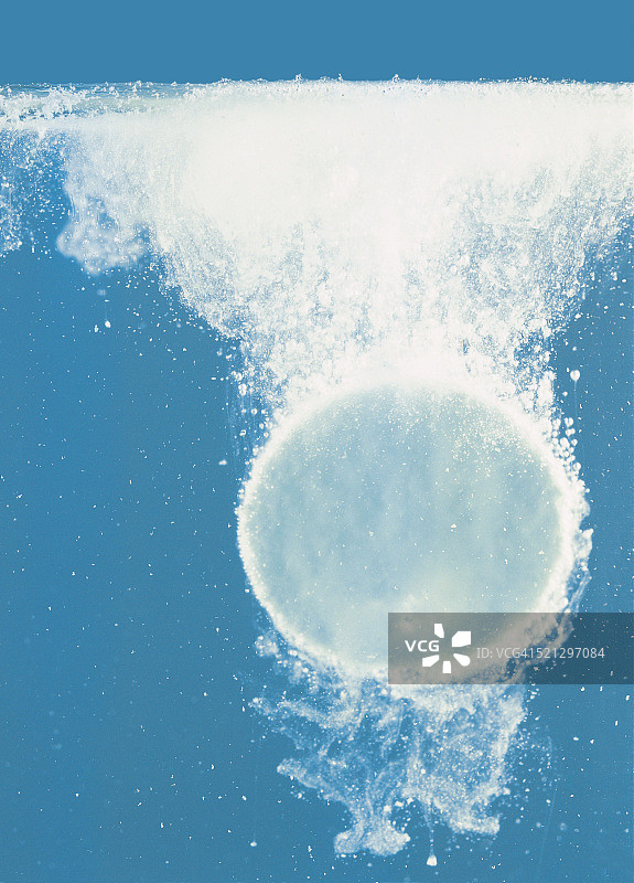 在水中溶解的药片图片素材