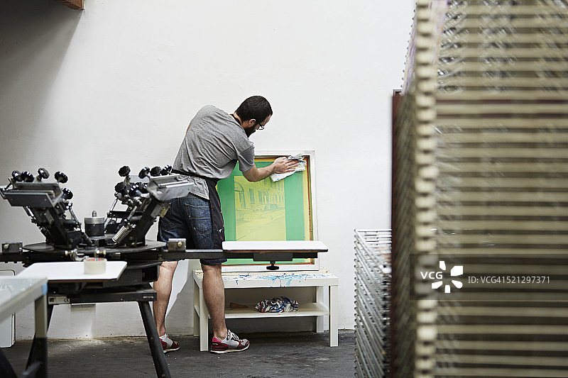 丝网印刷工人清洁丝网图片素材