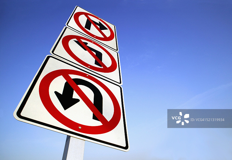“禁止转弯”路标图片素材
