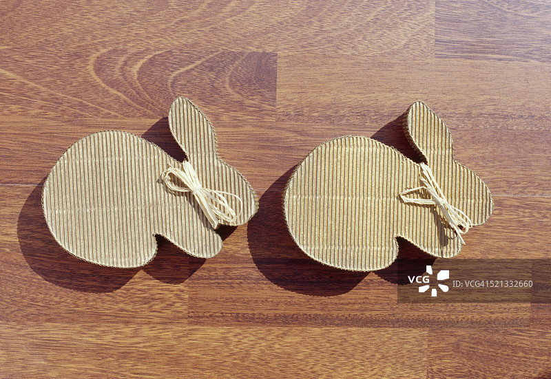 两只纸板兔子图片素材