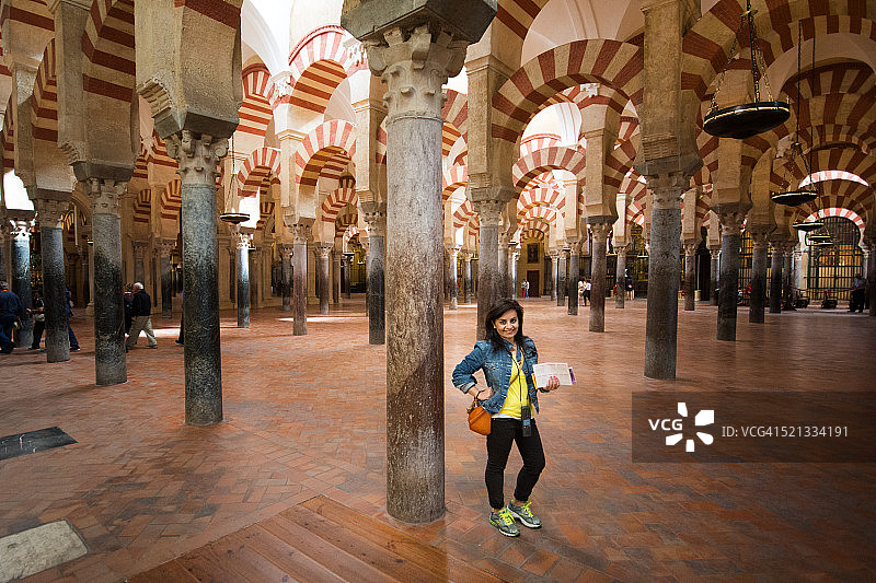 女孩参观科尔多瓦清真寺图片素材