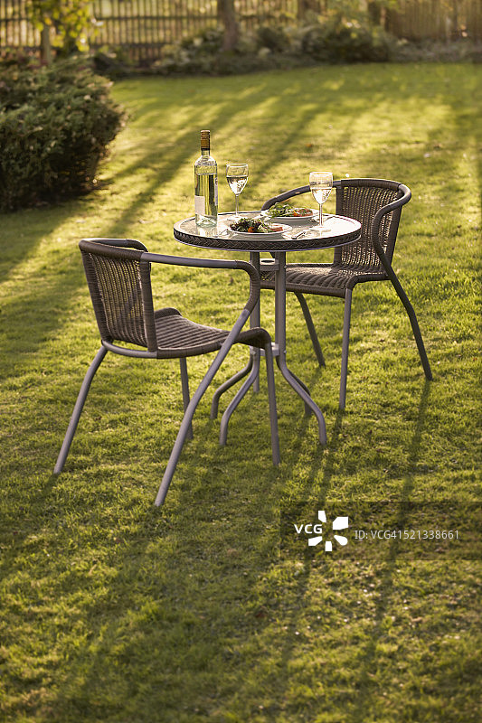 浪漫花园双人餐桌布置图片素材