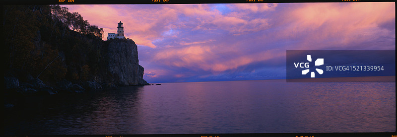 苏必利尔湖上的裂石灯塔图片素材