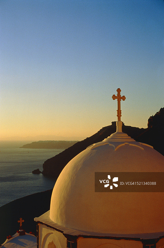 希腊圣托里尼岛上一座教堂的圆顶图片素材