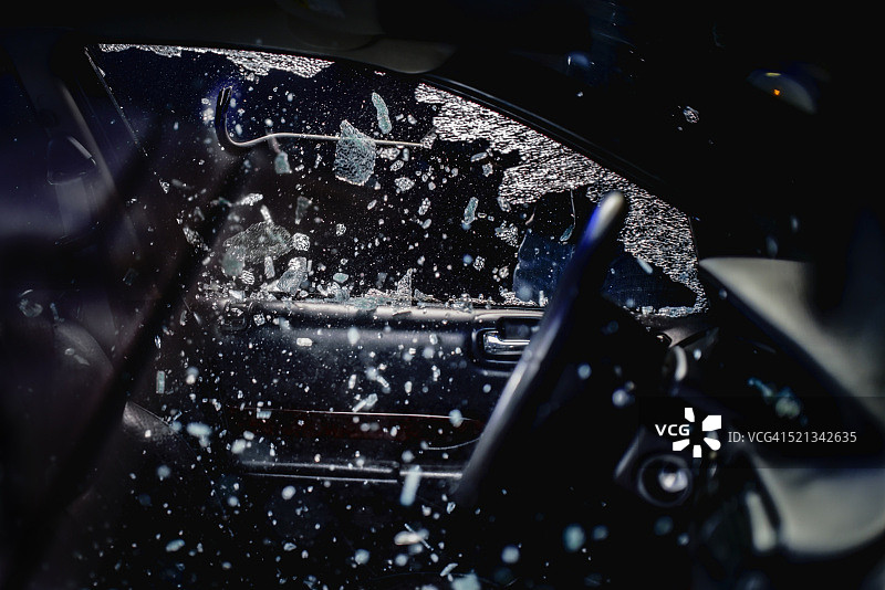汽车盗窃犯打破车窗图片素材
