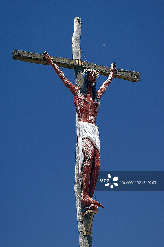 手工雕刻的乡村风立式十字架图片素材