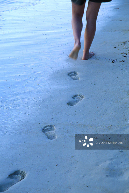赤脚走在沙滩上图片素材
