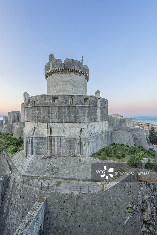 黎明时分的明科塔塔和老城区图片素材