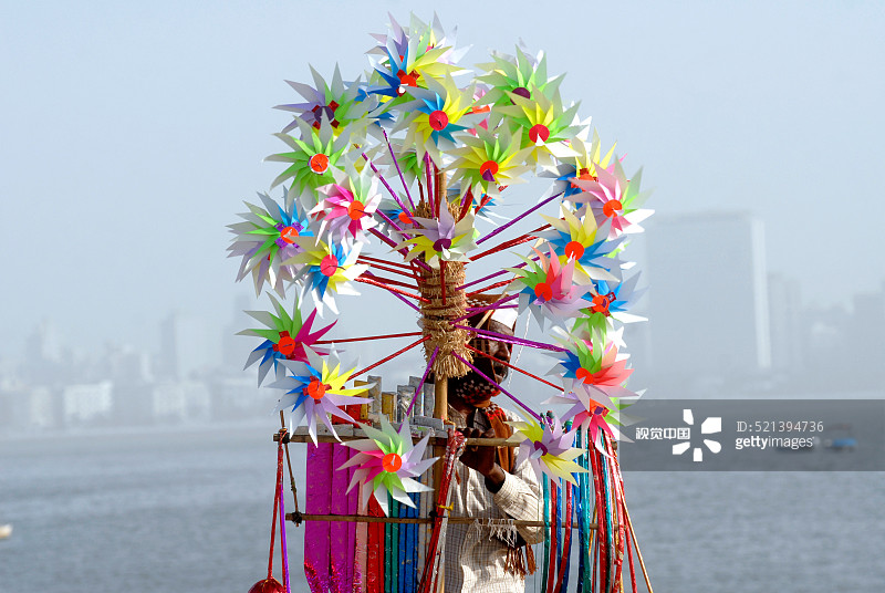 印度孟买海滩小贩售卖纸玩具图片素材