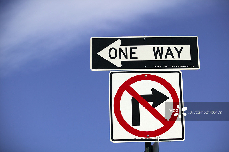 “单行道”和“禁止右转”标志图片素材