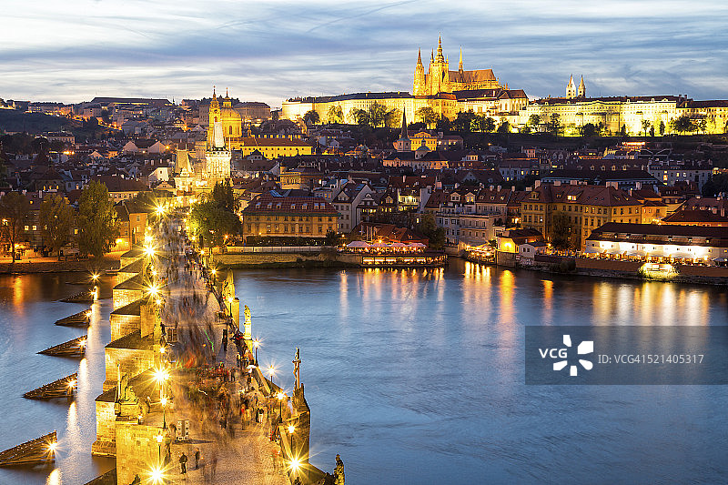 布拉格查理大桥、伏尔塔瓦河与城堡区图片素材