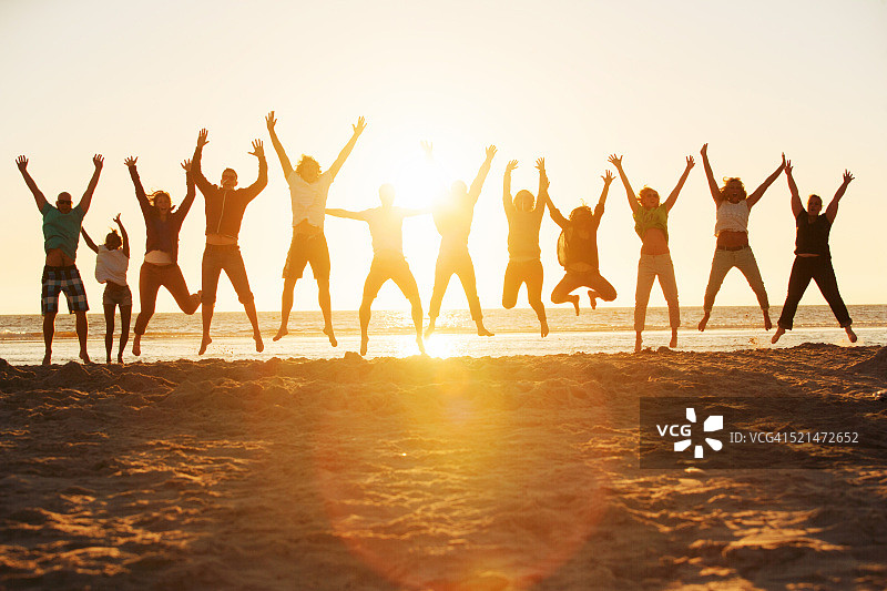 在德国圣彼得-奥尔丁海滩跳跃的年轻人图片素材