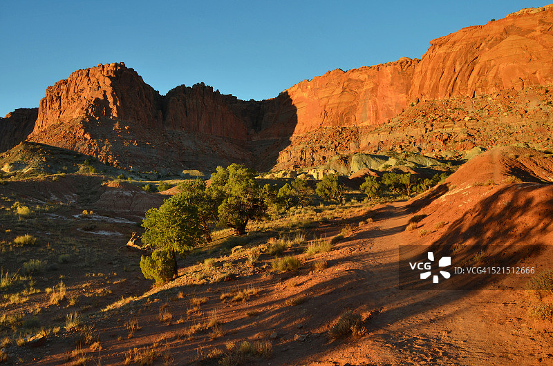 日落时分的国会礁国家公园徒步小径图片素材