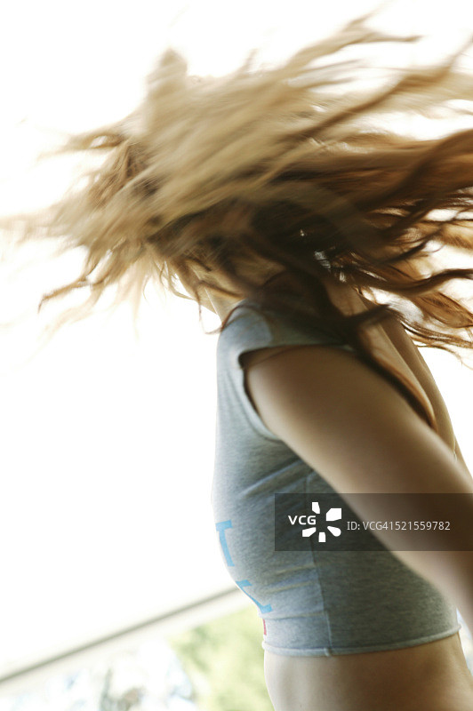 年轻女人摇头图片素材