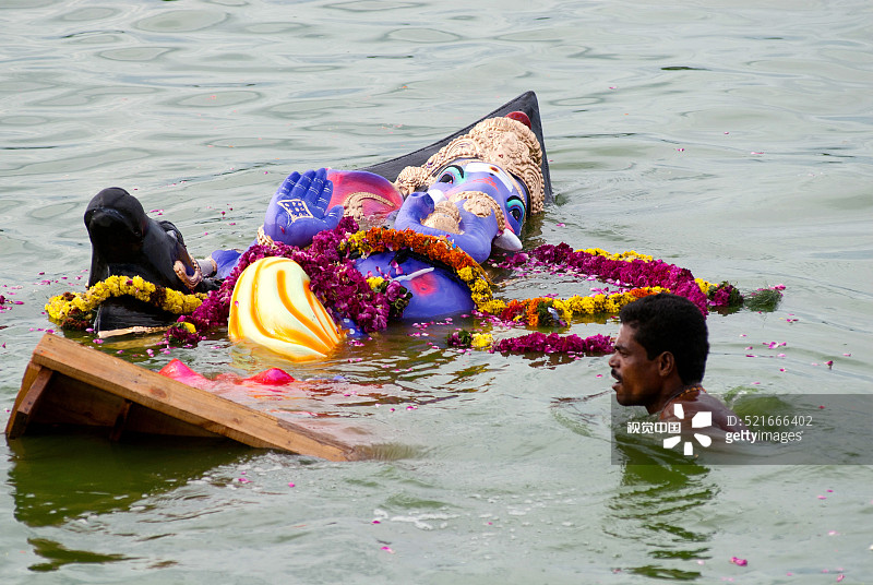 象头神浸没在穆坦南库拉姆水箱中，哥印拜陀，泰米尔纳德邦，印度图片素材