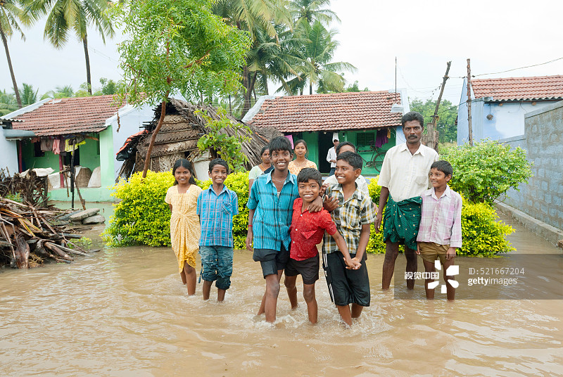 印度泰米尔纳德邦乌杜马莱佩泰西部高止山脉的暴雨洪水图片素材