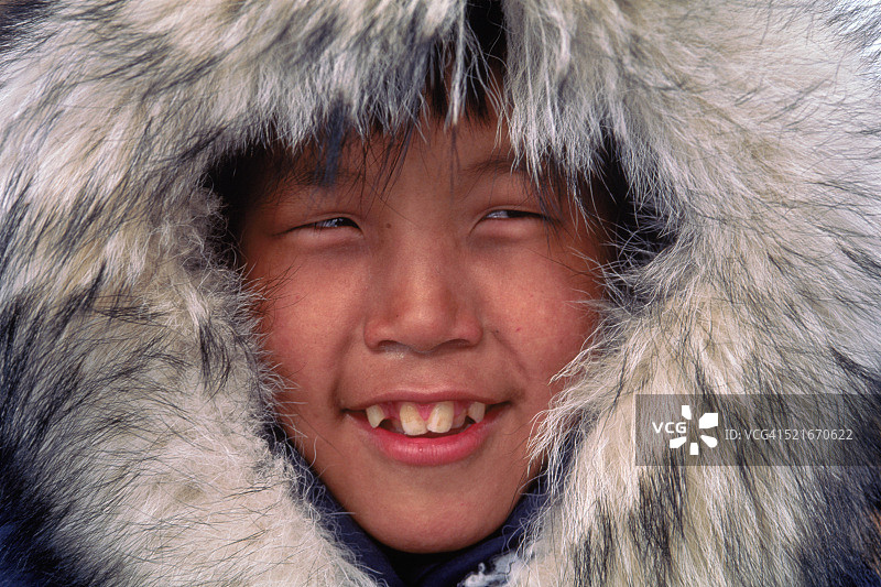 身穿毛皮衬里外套的因纽特人图片素材