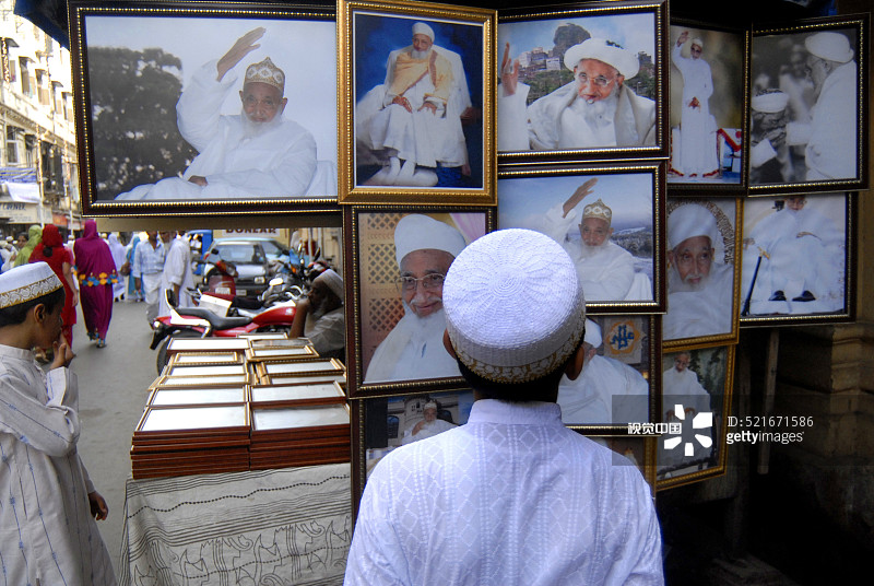 在孟买观看穆罕默德·布尔汉丁博士照片的男孩图片素材