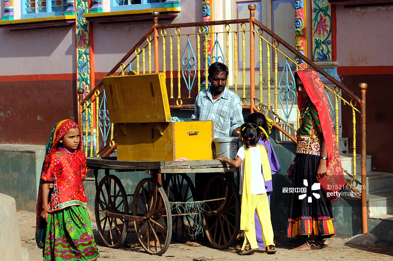 印度古吉拉特邦Kutch Anjaar附近Mindiyada的乡村冰淇淋商贩图片素材