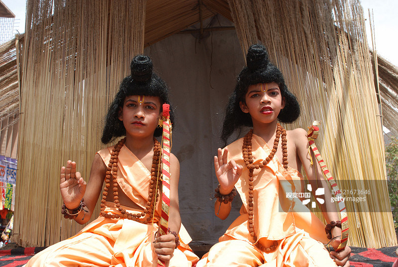 拉姆纳夫米节游行队伍中的两个印度男孩（焦特布尔，拉贾斯坦邦，印度）图片素材