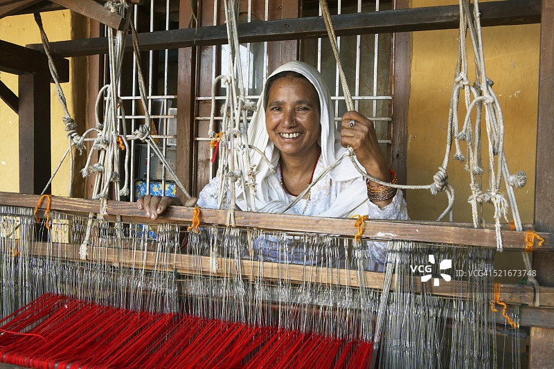 农村妇女在纺织机上工作，奇玛亚农村发展组织发起的经济倡议图片素材