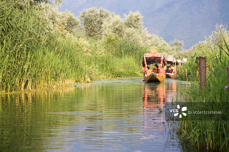 查谟和克什米尔邦达尔湖上的船只图片素材