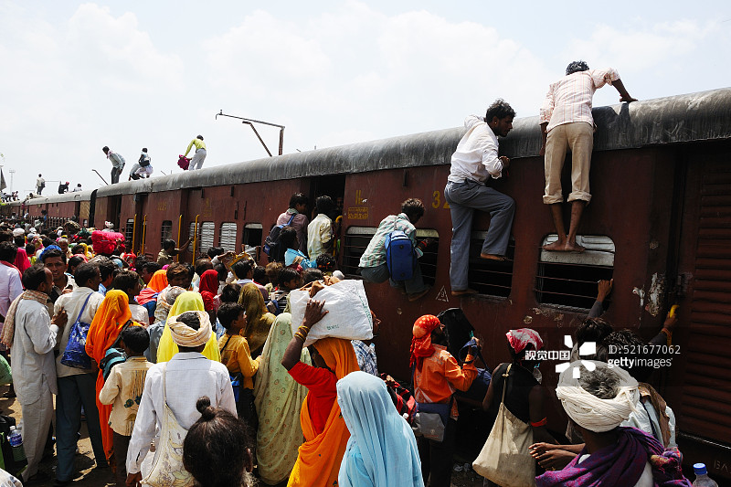 印度拉贾斯坦邦焦特布尔，通勤者爬上火车车顶图片素材