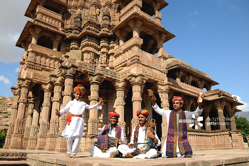 民间音乐家在印度拉贾斯坦邦焦特布尔曼多尔的德瓦尔演出图片素材