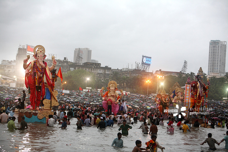 象头神浸入仪式，吉尔冈乔帕蒂海滩，孟买，马哈拉施特拉邦，印度图片素材
