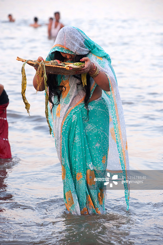 在印度孟买朱胡海滩，女人在Chhath Puja节上崇拜太阳图片素材