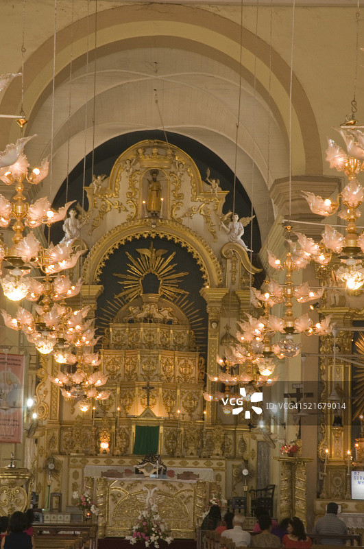 印度果阿邦卡兰古特圣亚历克斯教堂的灯饰吊灯图片素材